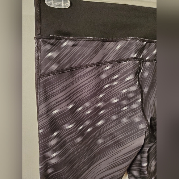 Xersion Performance Wear Fitted Cropped Leggings - Picture 5 of 7